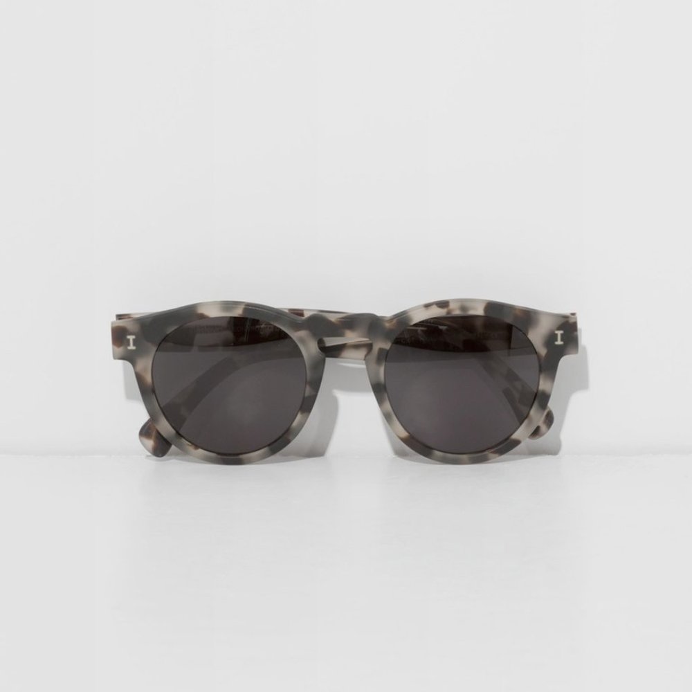 LIKE NEW ILLESTEVA LEONARD SUNGLASSES